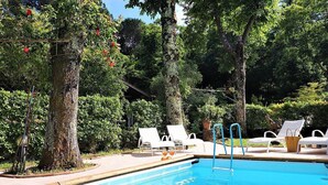 A swimming pool with lounge chairs and a ladder. - Villa Lisa: A characteristic and welcoming three-story villa in a quiet position, located on a hillside above the sea, with Free WI-FI. (Sorrento)