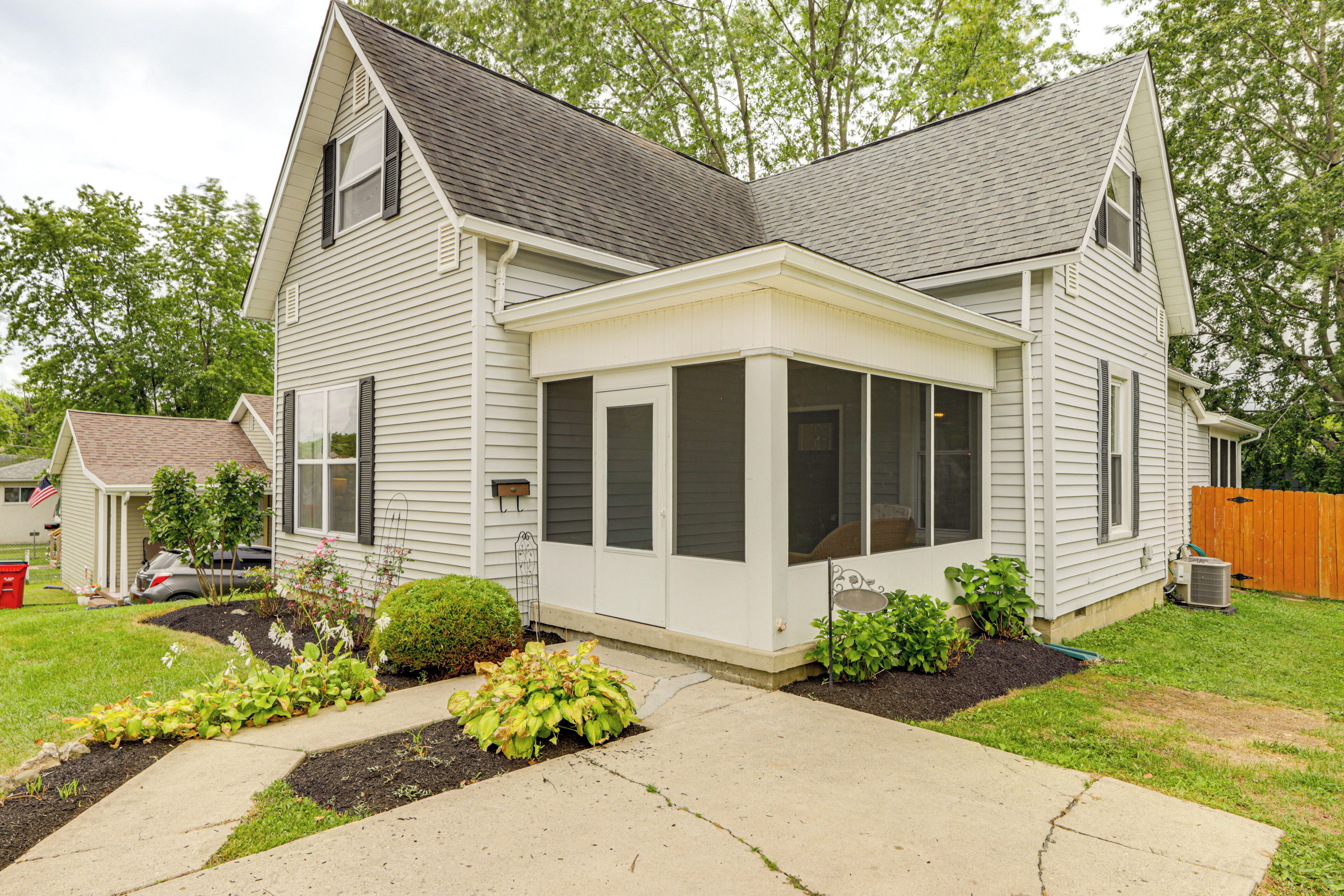 London Vacation Rental | 4BR | 2BA | 1,780 Sq Ft | 1 Step to Enter