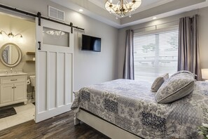 4 bedrooms, iron/ironing board, Internet, bed sheets