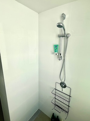 Een douche, een haardroger, handdoeken, zeep