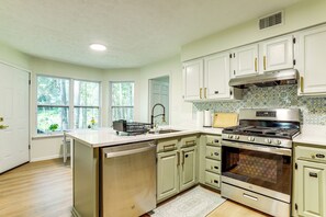 Fridge, microwave, dishwasher, coffee/tea maker - 5 Mi to Stone Mountain: Family Home (Lithonia)