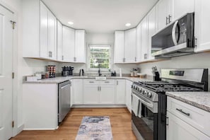 冷蔵庫、電子レンジ、オーブン、コンロ