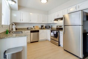 Fridge, microwave, stovetop, dishwasher - Easy Tailgate Access! Home 3 Mi to College Station (Bryan)