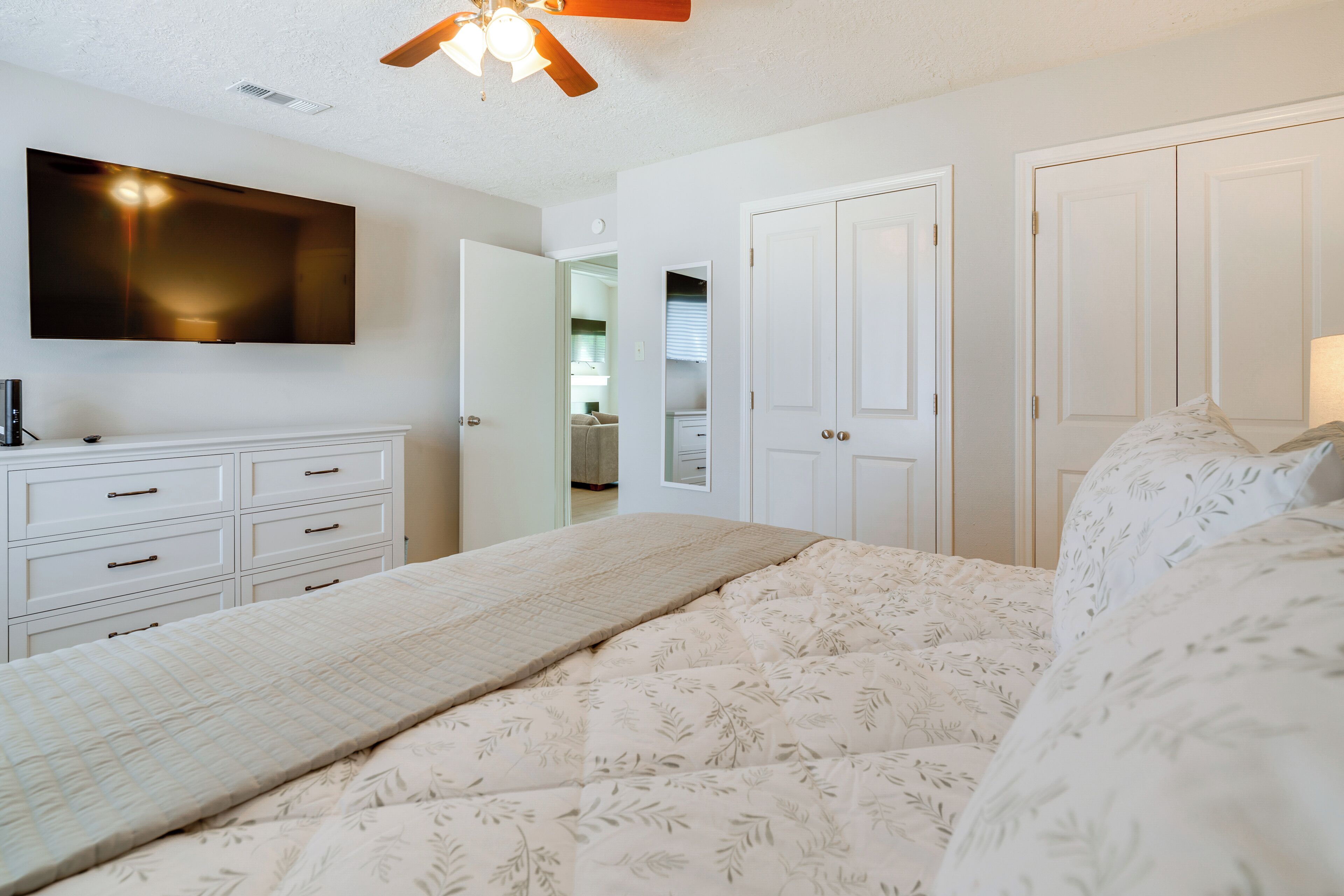 2 bedrooms, iron/ironing board, Internet, bed sheets