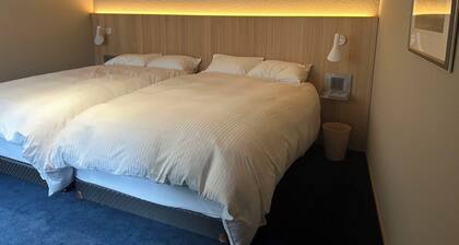 A single building rental with privacy, quiet and security. The 200-square-meter space can comfortably accommodate two to four people. A full range of services tailored to the needs of guests is also available.