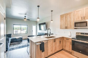 Fridge, microwave, stovetop, dishwasher - Granby Ranch Escape: Shuttle to the Slopes! (Granby)