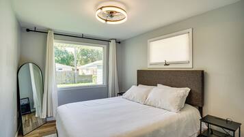 2 bedrooms, desk, iron/ironing board, travel crib