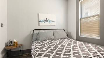 1 slaapkamer, een bureau, een strijkplank/strijkijzer, reisbedje