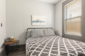 1 habitación, escritorio, tabla de planchar con plancha y cuna de viaje 