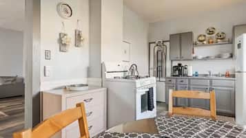 Een koelkast, een microgolfoven, een oven, een kookplaat