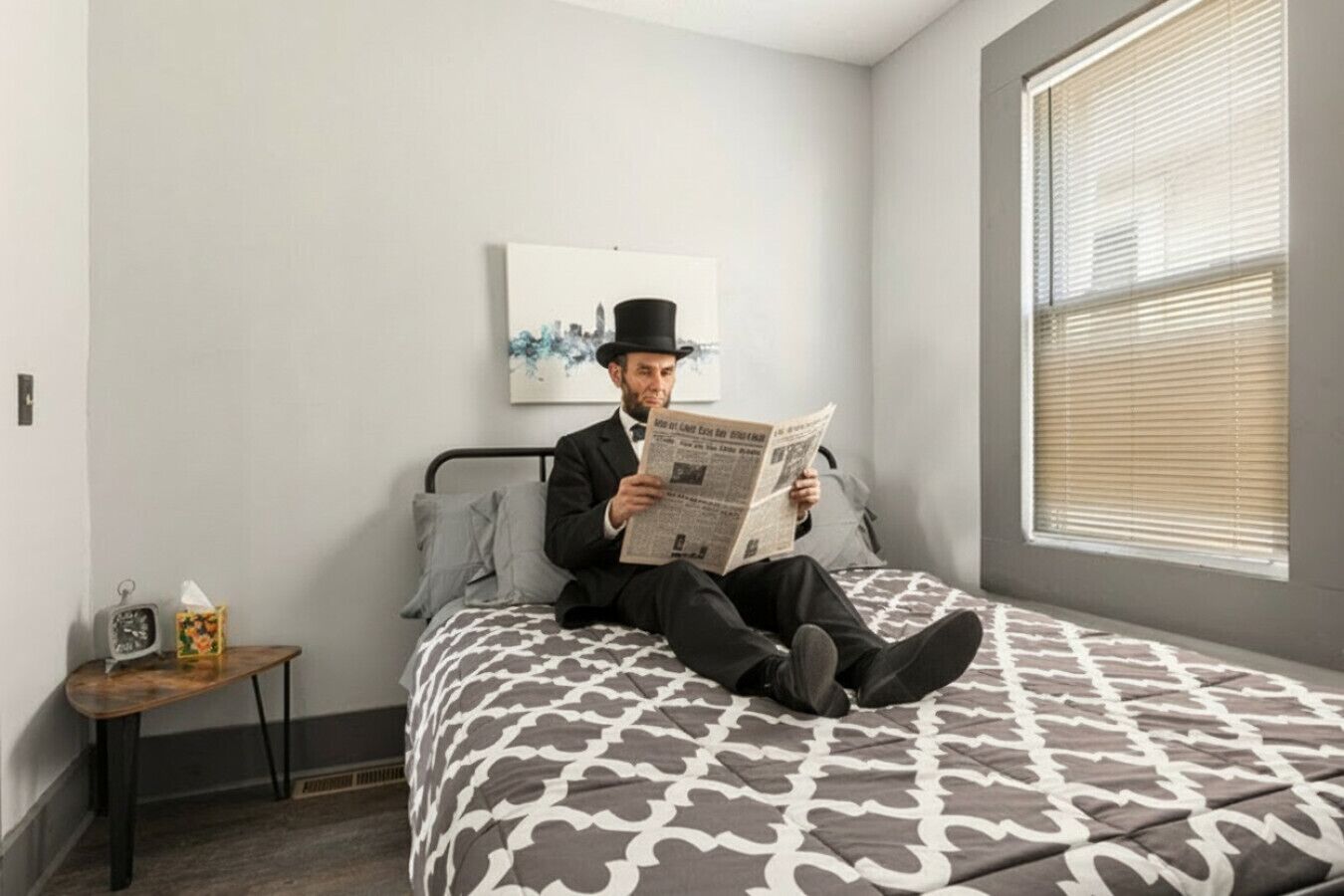 1 habitación, escritorio, tabla de planchar con plancha y cuna de viaje 