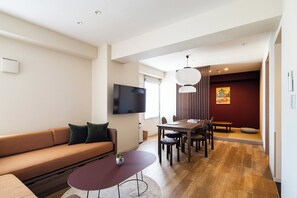 Suite (Sauna) | Oppholdsområde | En 43-tommers smart-TV med Parabol-TV samt bøker