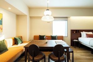 Executive Apartment | Iron/ironing board, free WiFi