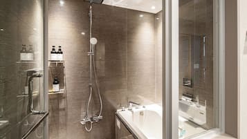 Phòng Suite Premium (Sauna) | Phòng tắm | Máy sấy tóc, dép đi trong nhà