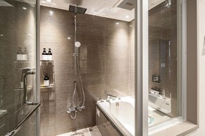 Suíte premium (Sauna) | Banheiro | Secador de cabelo, chinelos