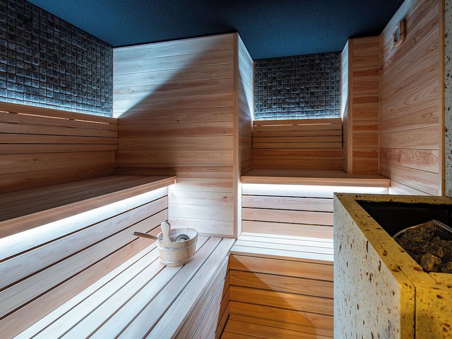 Suite (Sauna) | Badkamer | Een haardroger, pantoffels