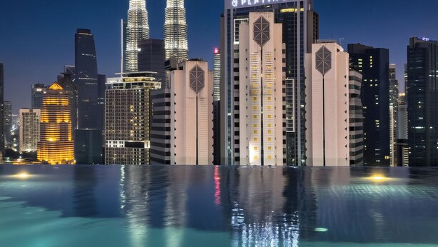 A city skyline with prominent twin towers and a building labeled "PLATINUM". - Majestic by Avery &10 mins to Twin Tower (Kuala Lumpur)
