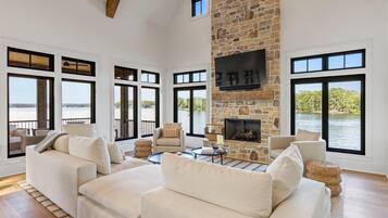 Télévision, cheminée, espaces bureaux