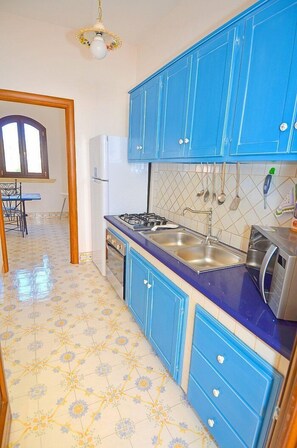 Placa de cocina, cafetera o tetera y utensilios de cocina