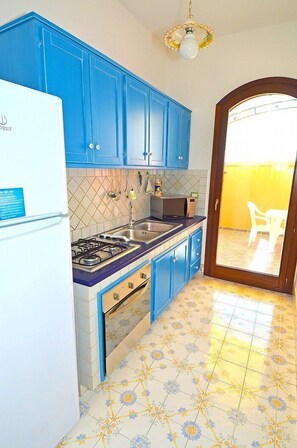 Stovetop, coffee/tea maker, cookware/dishes/utensils, dining tables