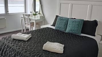 3 bedrooms, desk, iron/ironing board, free WiFi