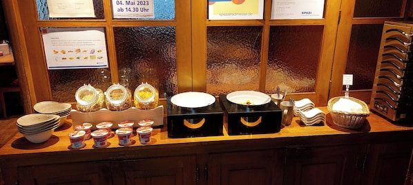 Café da manhã com buffet grátis todos os dias