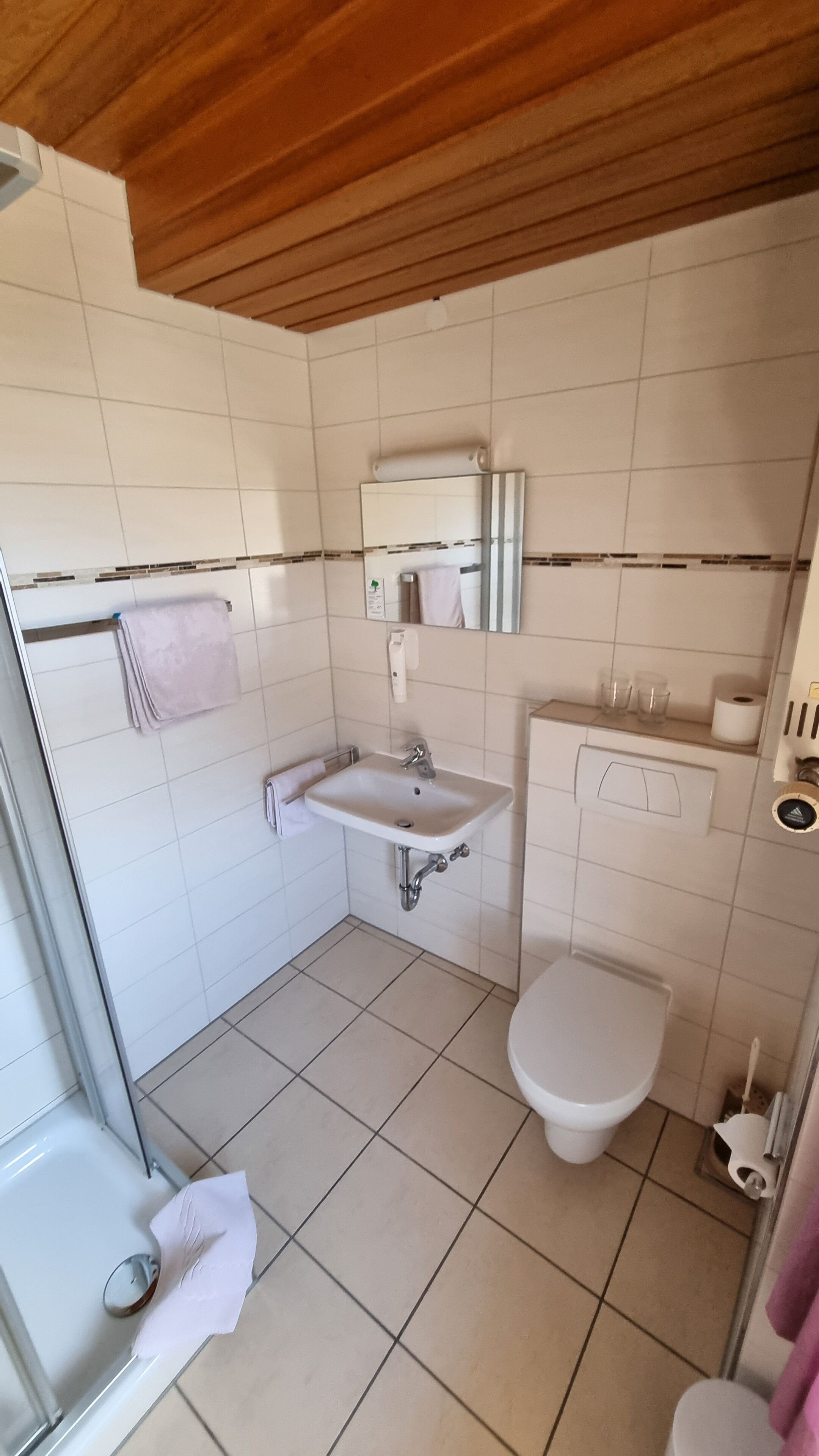 Kylpyhuone, jossa on suihku, pesuallas ja wc.