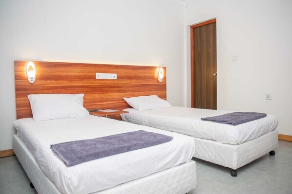 Habitación Deluxe con 1 cama matrimonial o 2 individuales | Tabla de planchar con plancha y wifi gratis 
