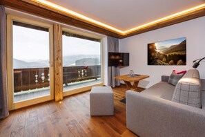 TV, ping pong - Kienberg 50 sqm, balcony or terrace, kitchen, 1 bedroom, 1 bed-sitting room, WLAN (Ruhpolding)