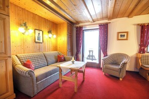 TV, ping pong - Rauschberg 50 to 60 sqm, balcony, kitchen, 1 bedroom, 1 living room, WLAN, 4 p. (Ruhpolding)