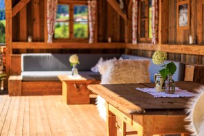 Outdoor dining - Unternberg 45 b. 50 sqm, balcony, kitchen, 1 bedroom, living room, max 4 pers, WLAN (Ruhpolding)