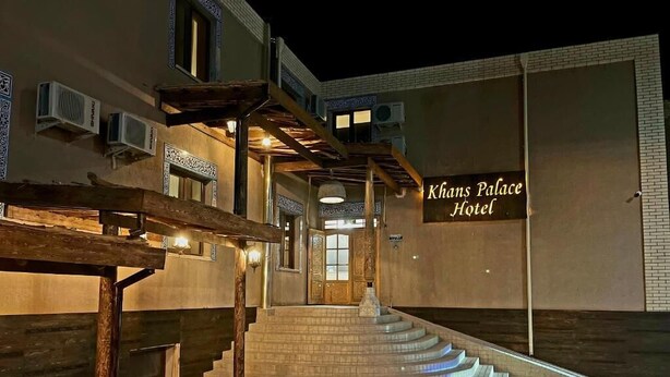 La fachada del Hotel Khans Palace, con una escalera que conduce a la entrada.