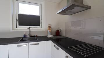 Kylskåp, mikrovågsugn, diskmaskin och kaffe- och tebryggare