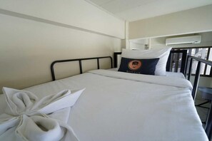 1 bedroom, desk - Cozy Standard Single in Huai Kwang (Bangkok)