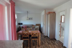 Smart-TV, DVD-spiller og bøker