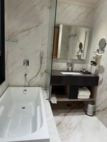 Cortinas blackout, tabla de planchar con plancha y wifi gratis 