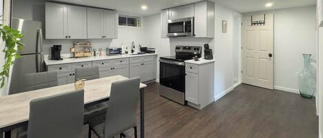 Frigorifero, microonde, forno, piano cottura