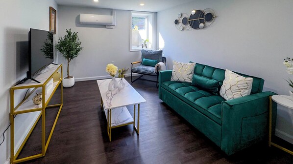 Smart TV - Charming Brand New Apartment with AC in vibrant New Haven-Near Tweed Airport (New Haven)