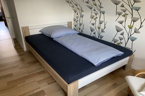 2 bedrooms, internet, bed sheets