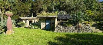 The Mud House— earth studio in Pigeon Bay with views, wood-fired sauna & bath!