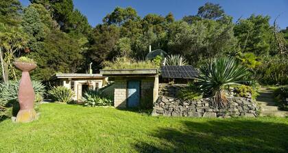 The Mud House— earth studio in Pigeon Bay with views, wood-fired sauna & bath!