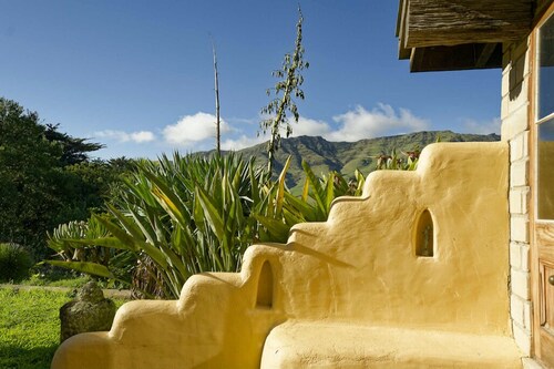 The Mud House— earth studio in Pigeon Bay with views, wood-fired sauna & bath!