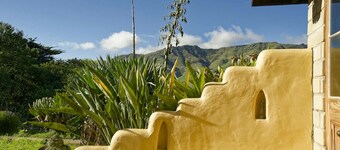 The Mud House— earth studio in Pigeon Bay with views, wood-fired sauna & bath!