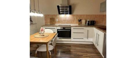 Fridge, oven, stovetop, dishwasher