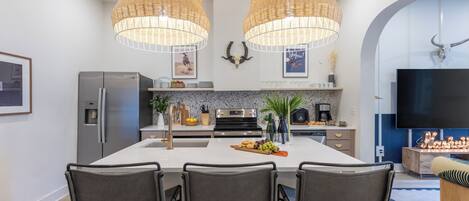 Réfrigérateur, micro-ondes, four, plaque de cuisson