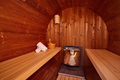 Holiday villa Amalia 4 with dog fence, sauna, and hot tub