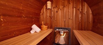 Holiday villa Amalia 4 with dog fence, sauna, and hot tub