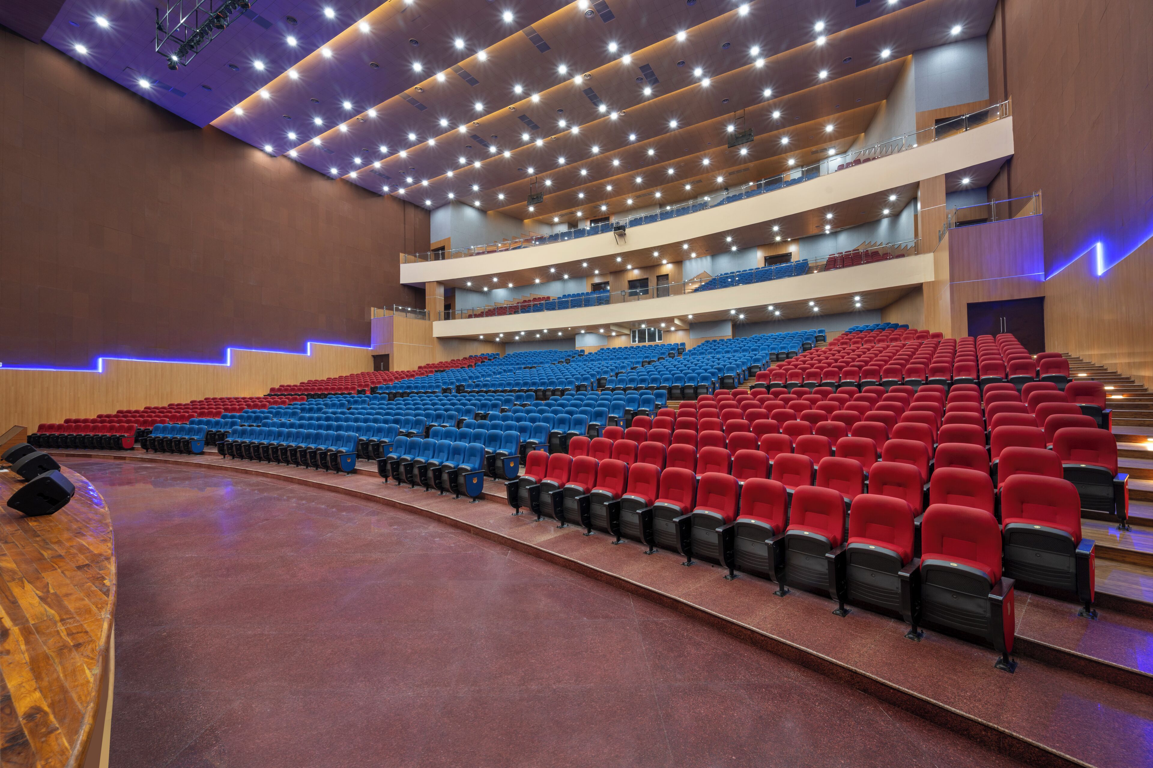 Une grande salle de spectacle dotée de gradins, de plusieurs balcons et d’une scène.