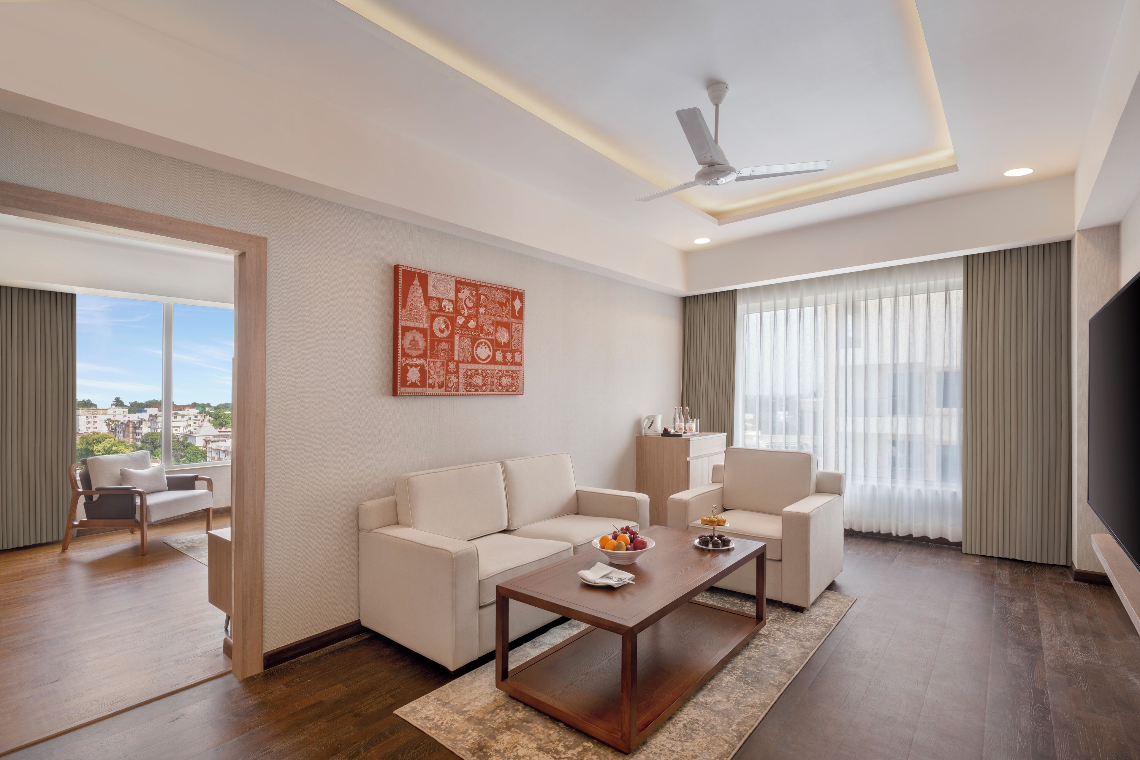 Minibar, caja de seguridad en la habitación y escritorio 