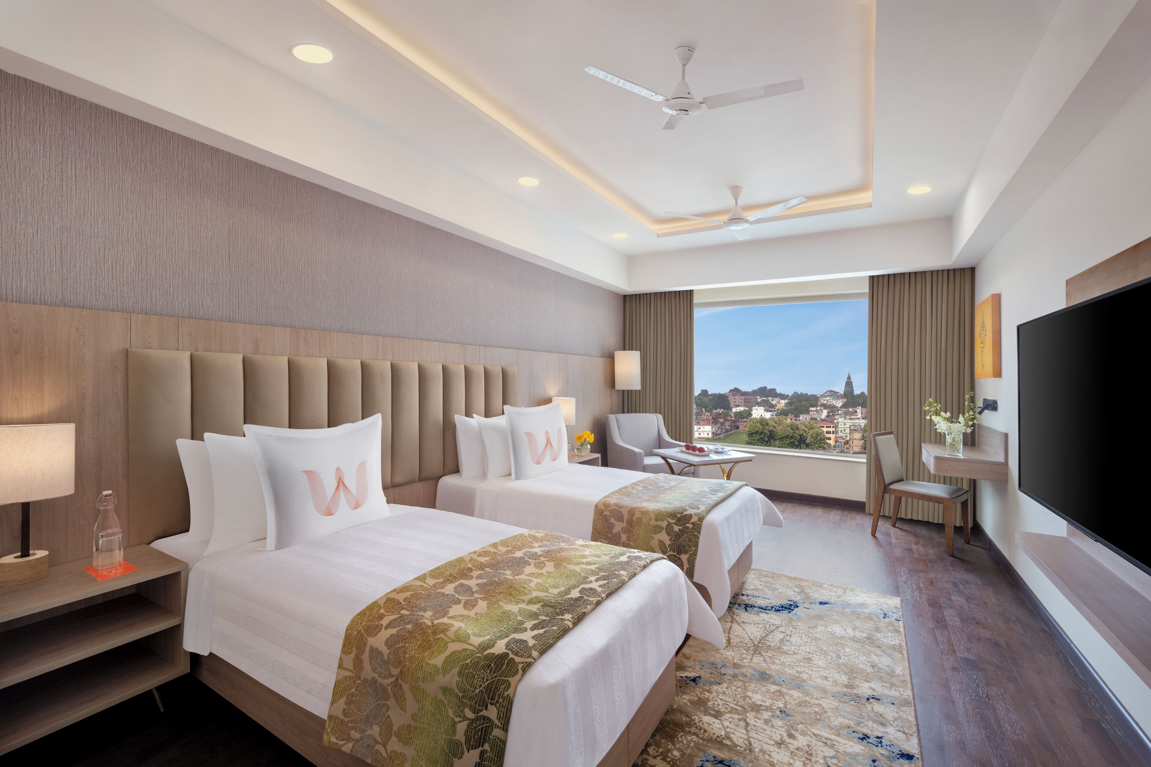 Een minibar, een kluis op de kamer, een bureau, een laptopwerkplek